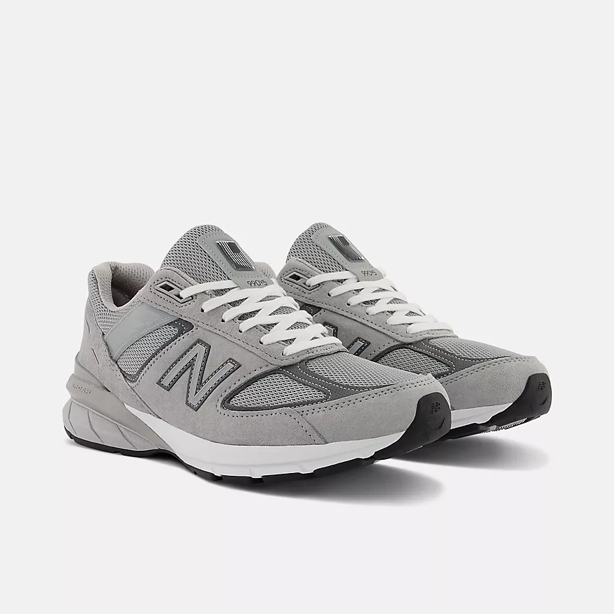 Pelēkas ''New Balance'' sporta kurpes.