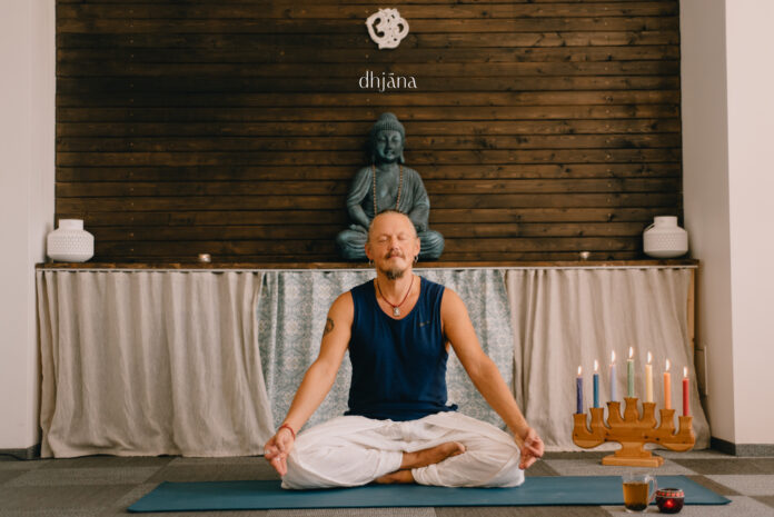 Cilvēks meditē