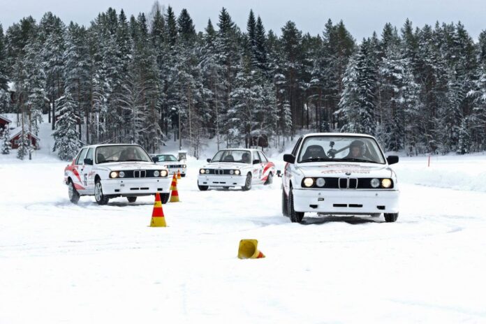 Mašīnas brauc pa ziemas auto trasi