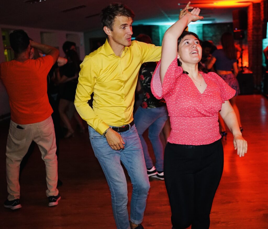 Vīrietis māca dejot sievietei