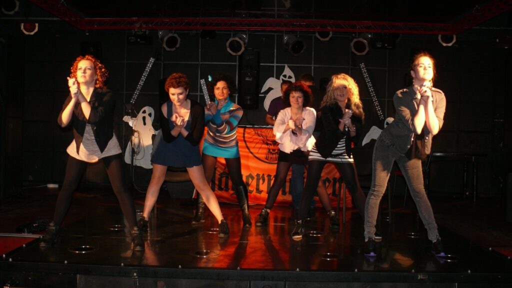 Deju studijas Kaprīze skatuve, dejotājas.