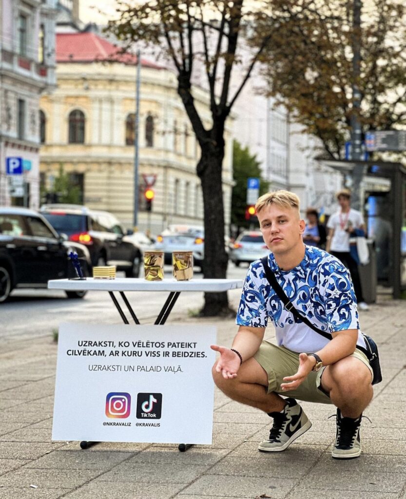 Niklāvs Kravalis filmē video