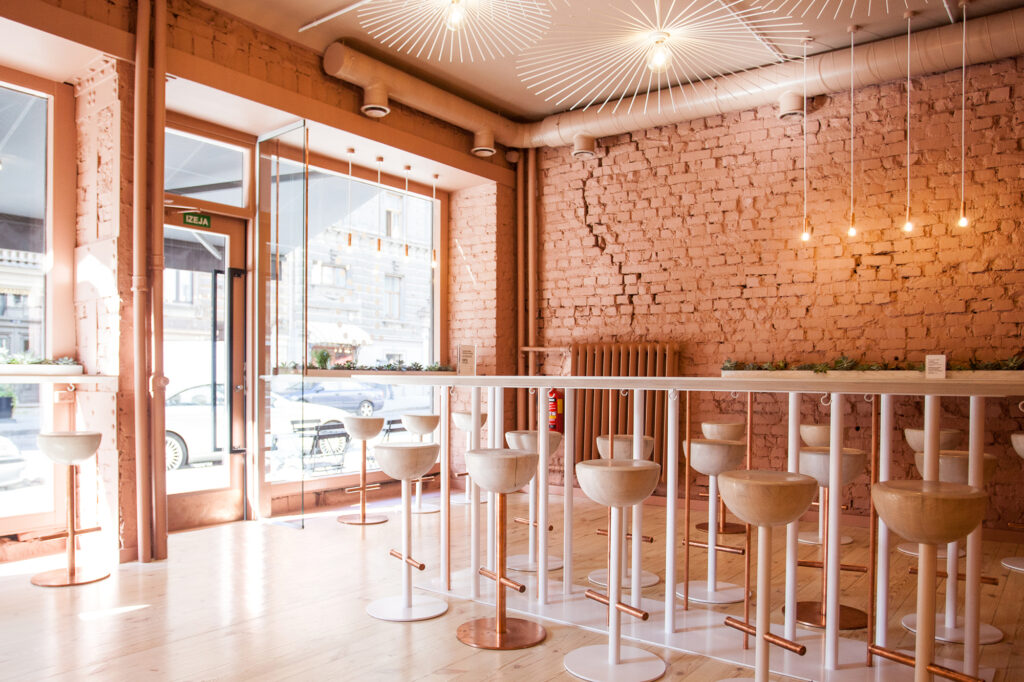 Bistro restorāna ''Balts'' rozā interjers