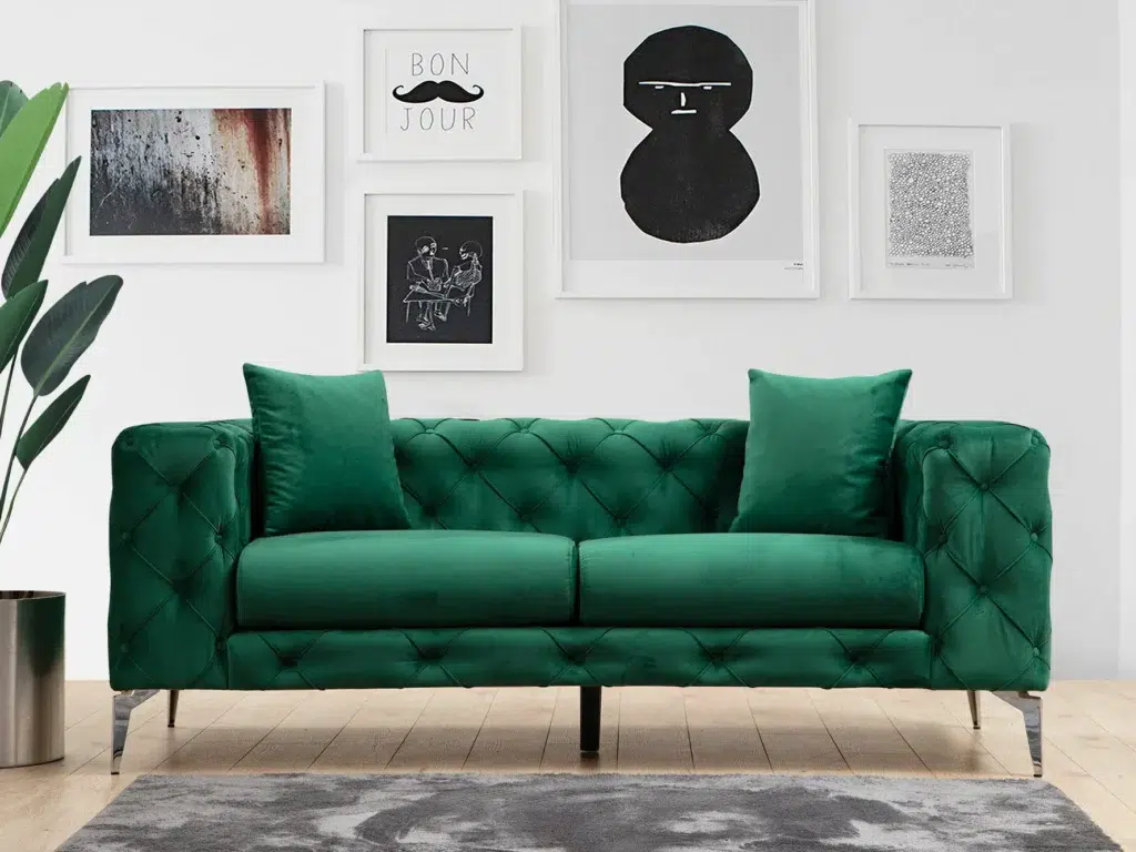 ''Berrymebeles'' Chesterfield dīvāns tumši zaļā krāsā no samta.