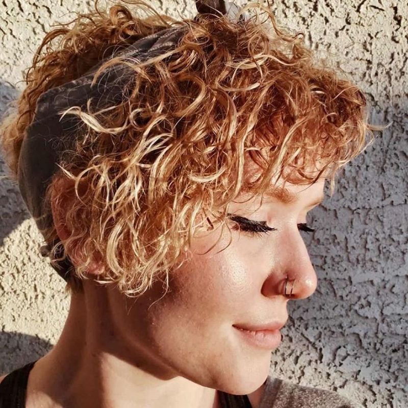 Își skruļaini mati