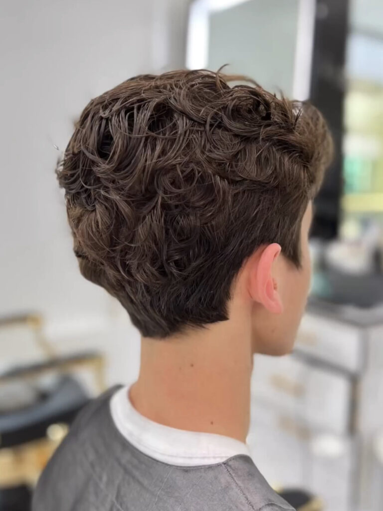 Puisis ar skruļainiem matiem