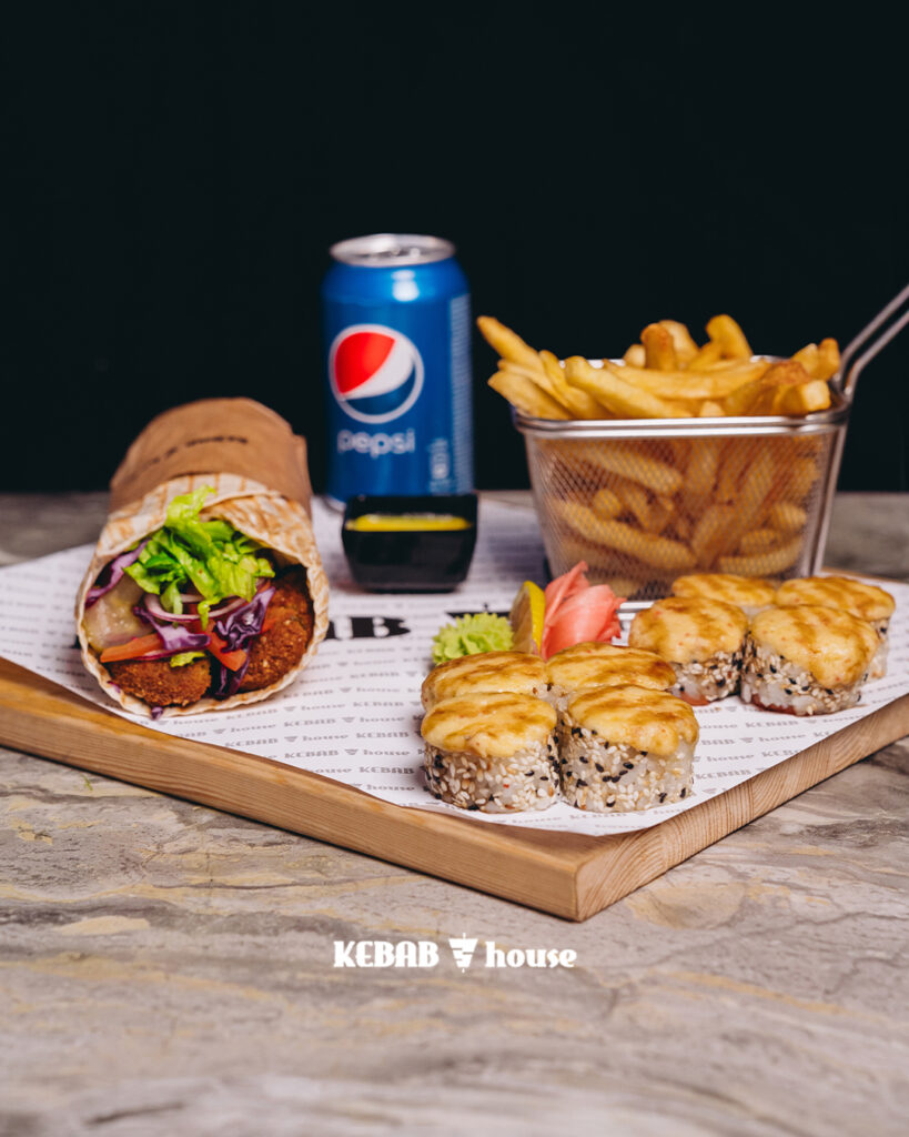 Uz dēlīša kebabs, sushi, fri un dzēriens