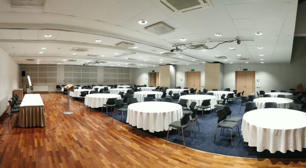 ''Riga Islande Hotel'' lielā zāle ar apaļiem galdiem