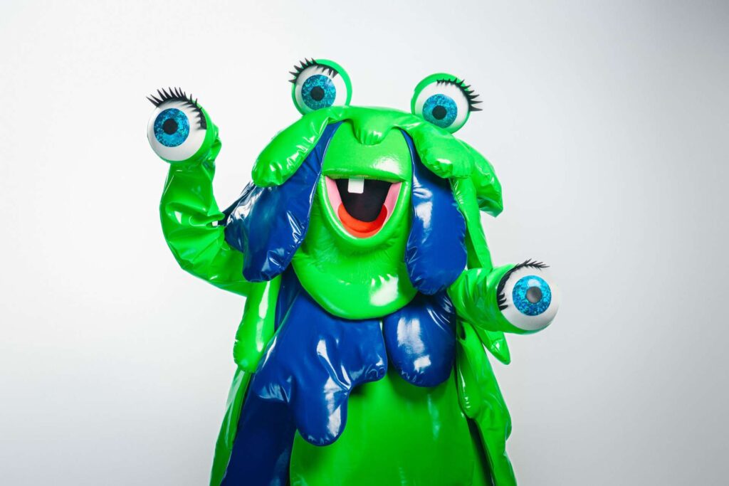 balss maskā mošķa tēls ar vairākām acīm