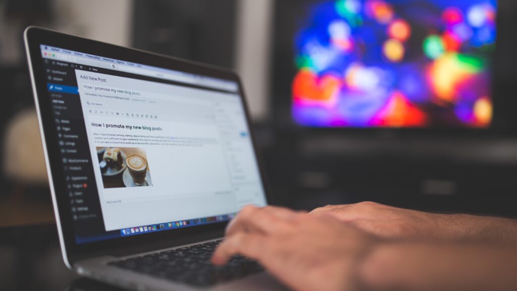 Cilvēks raksta bloga rakstu datorā