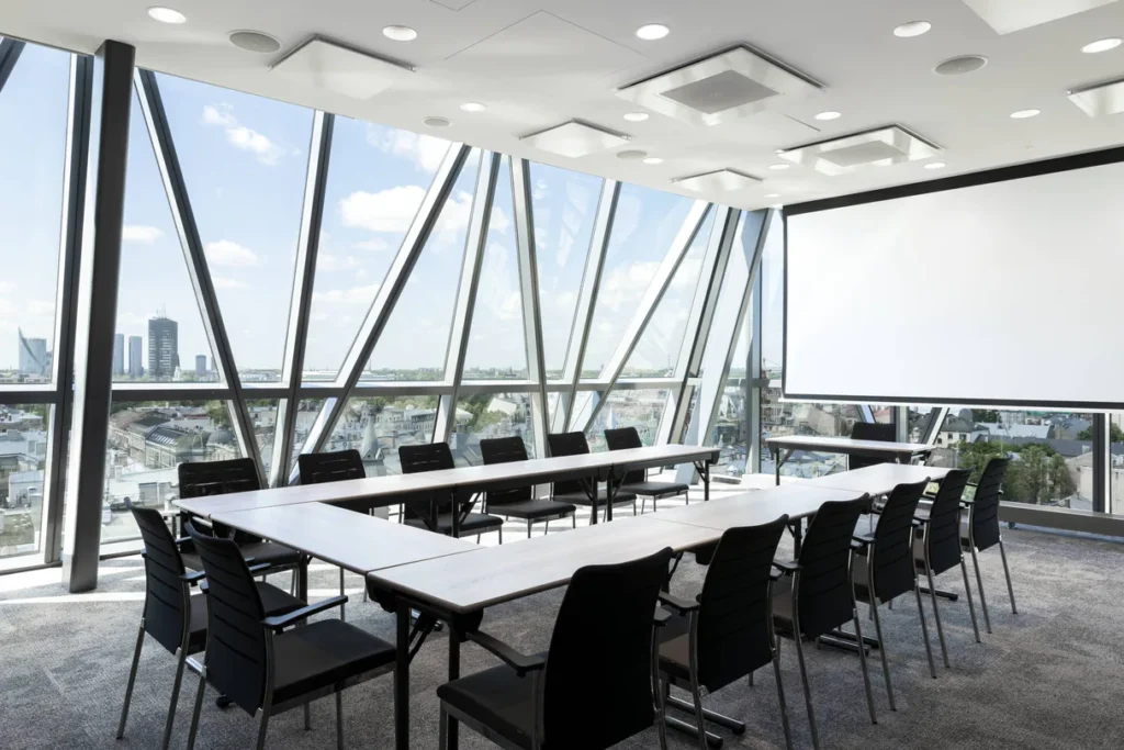 ''AC Hotel by Marriott Riga'' konferenču telpa ar skatu uz Rīgu