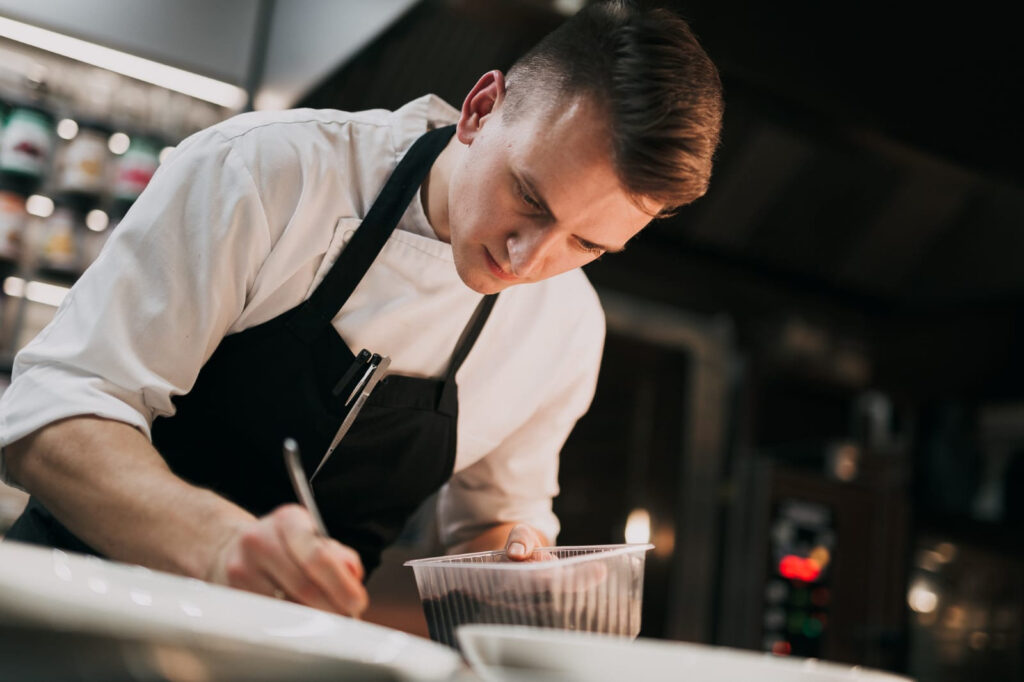 Kristaps Sīlis gatavo ēdienu