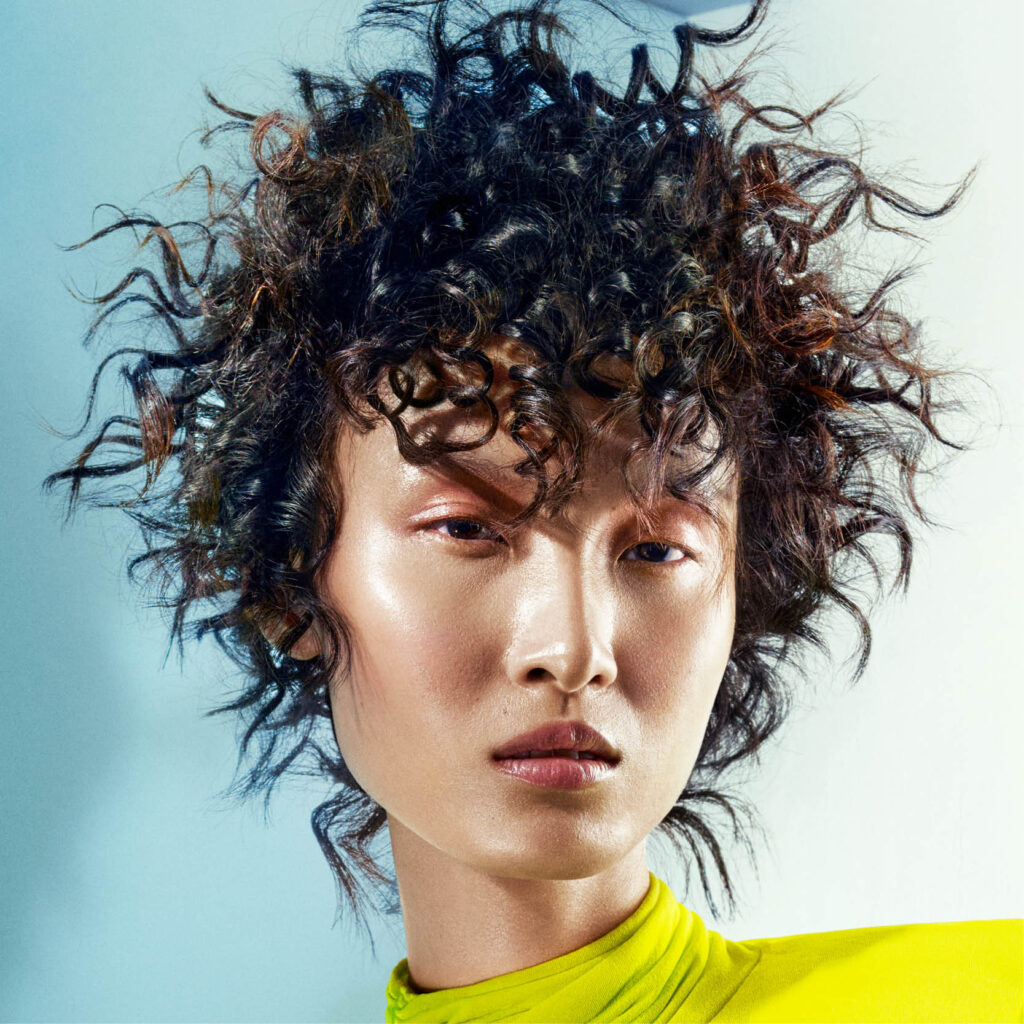 Aziātu izcelsmes sieviete ar ilgvilņiem