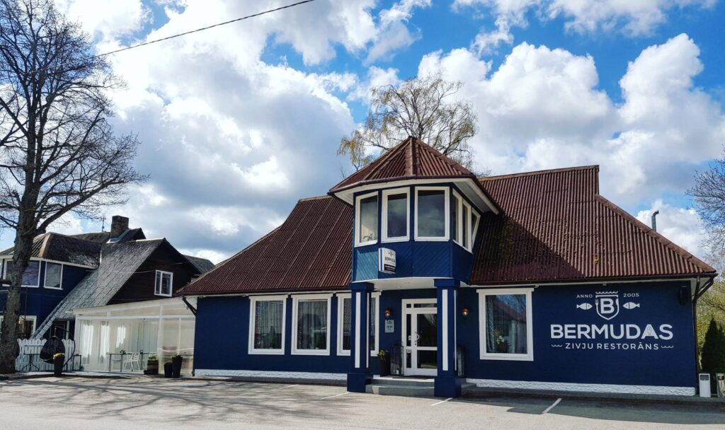 Zivju restorāna "Bermudas" ēka tumši zilā krāsā.