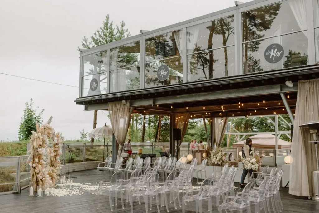 Restorāns ''Cafe del Mar Rīga'' terase ārā ar skatu uz jūru.