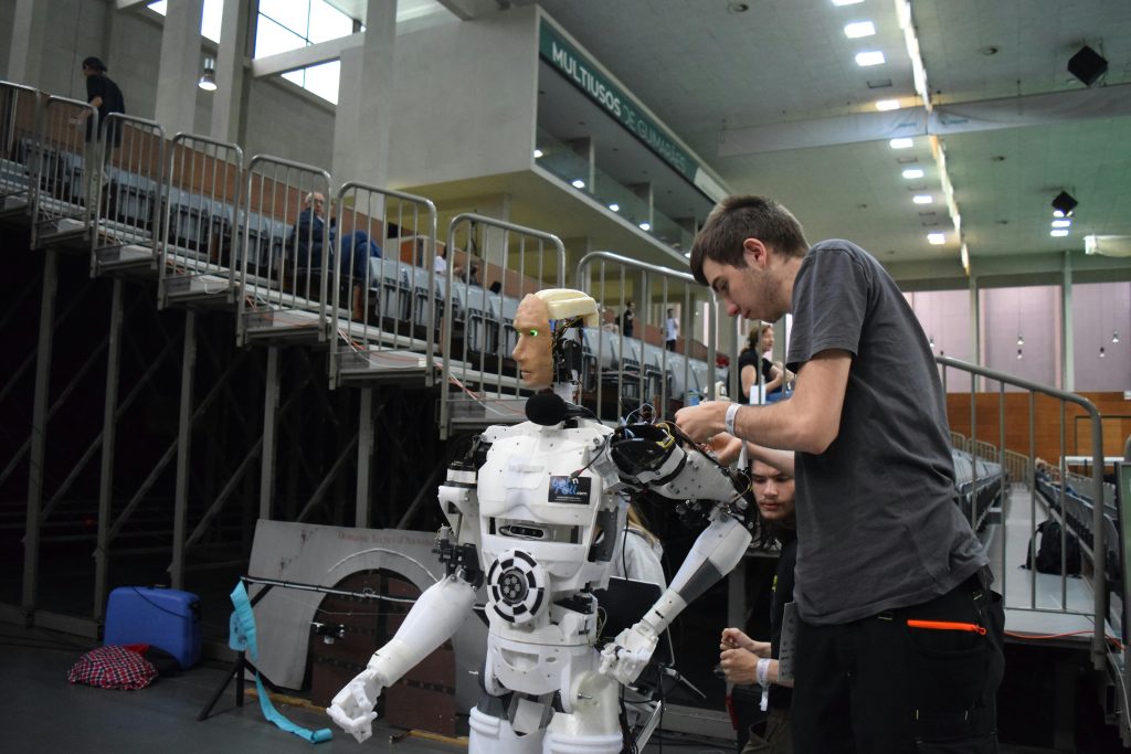 Cilvēks cenšās salabot robortu līdz galam.