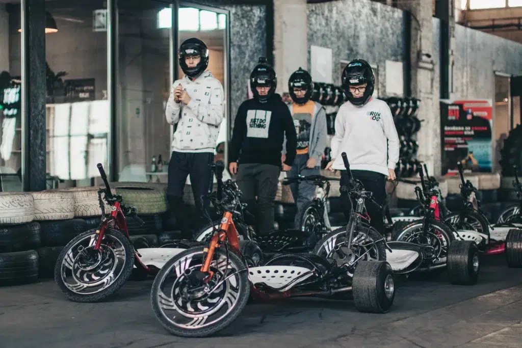 Darba un saliedēšanas pasākumi ''Drifta Halle''. Vīrieši drifta hallē ar ķiverēm.