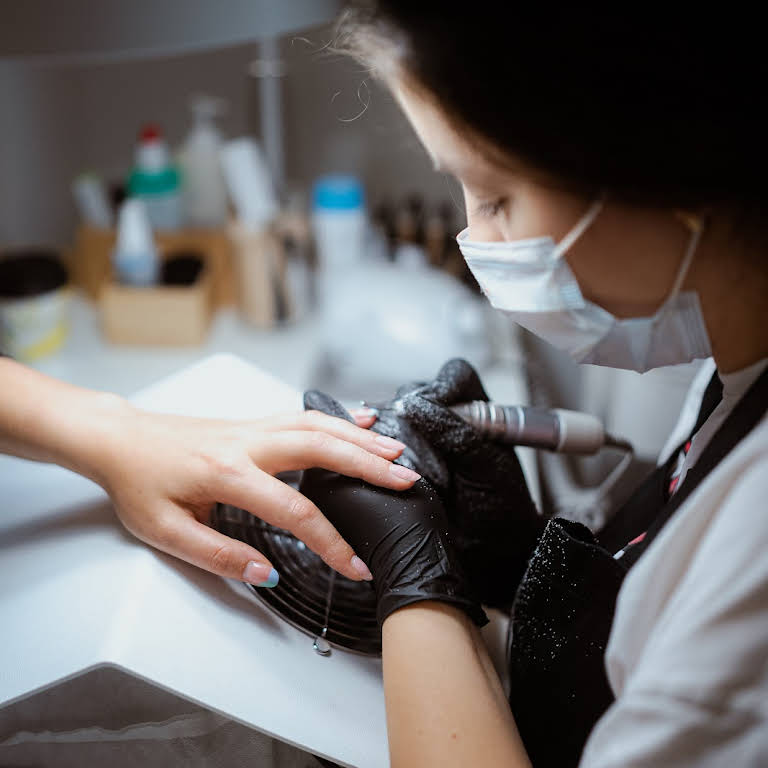 ''Evitas Lucas'' skaistuma studijas manikīra pakalpojumi.