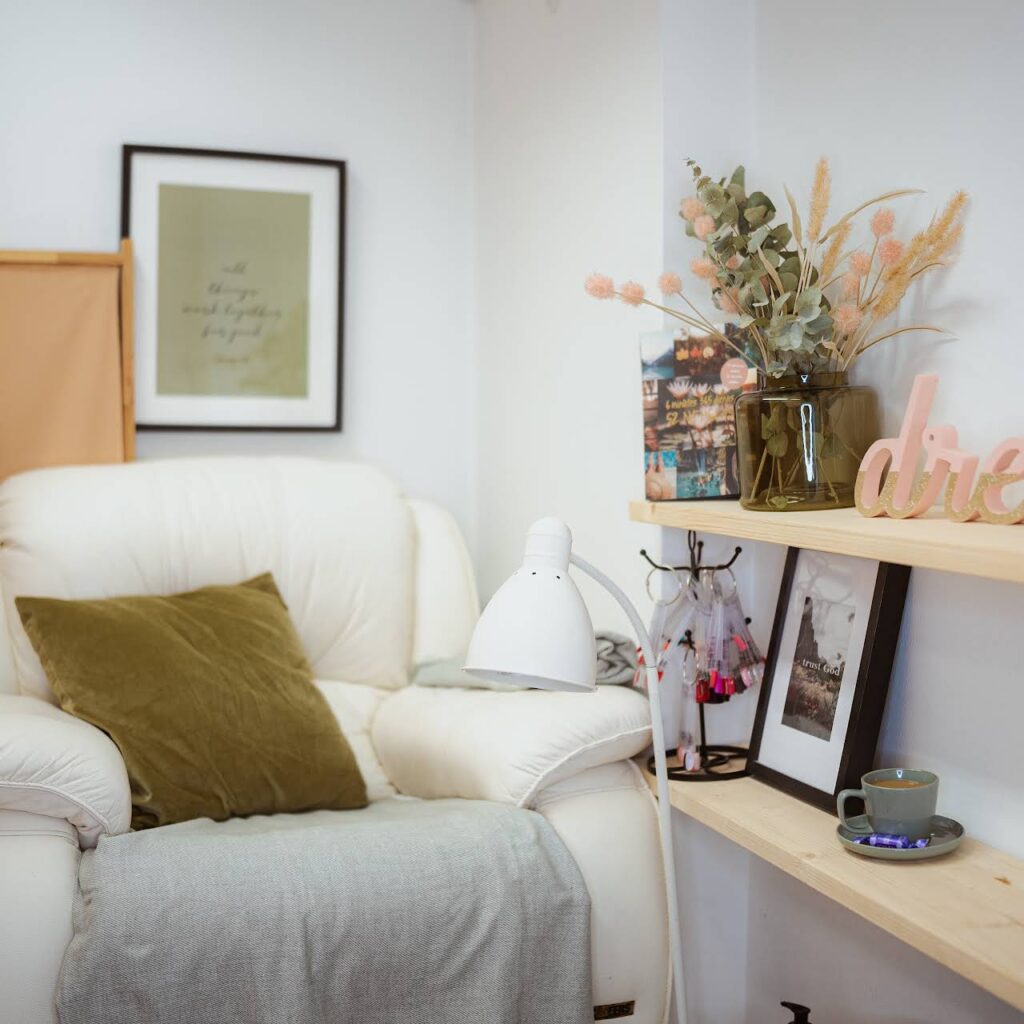 ''Evitas Lucas skaistuma studija'' gaišais interjers