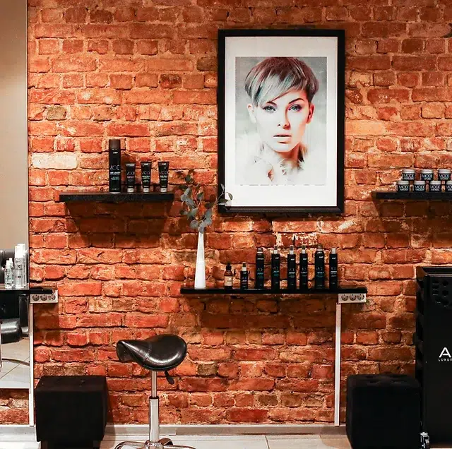 ''Hairtex Beauty Studio'' salona interjers ar ķieģeļu sienu.