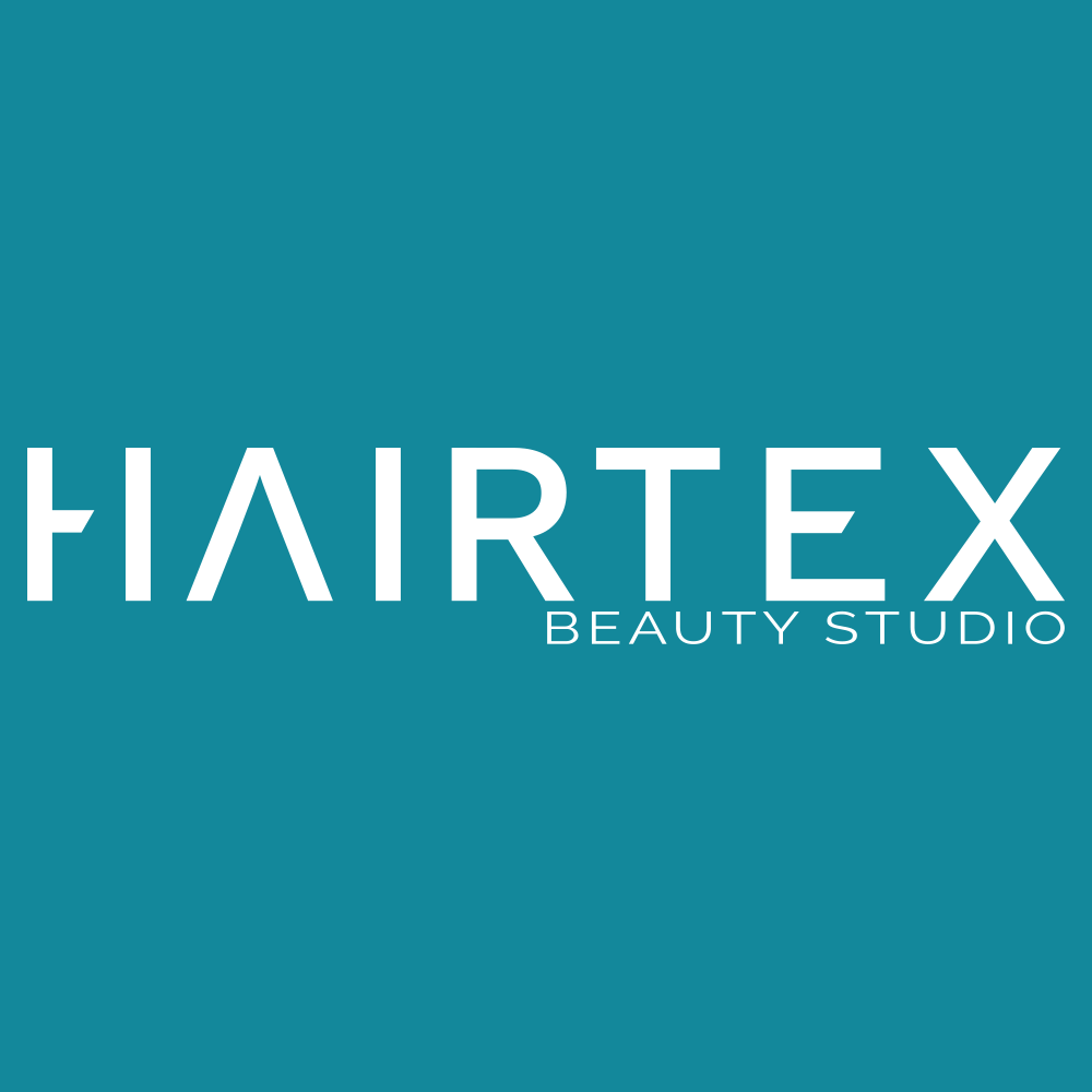Hairtex Beauty salona nosaukums uz zili-zaļa fona.