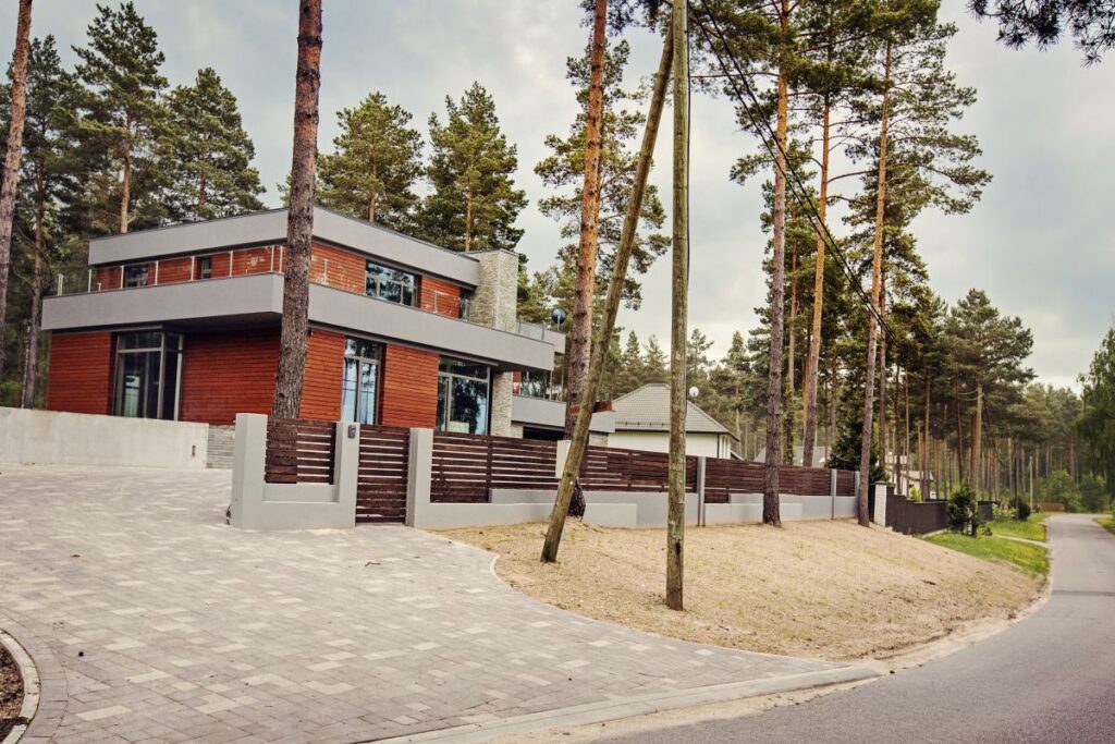 Brūna māja ar izbrauktuvi pie ielas ''Marsīli'' projektā