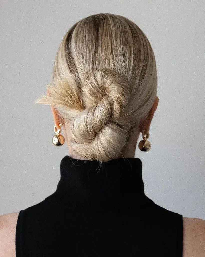''Infinity bun'', jeb bezgalības mezgls veidots ar blondiem matiem.