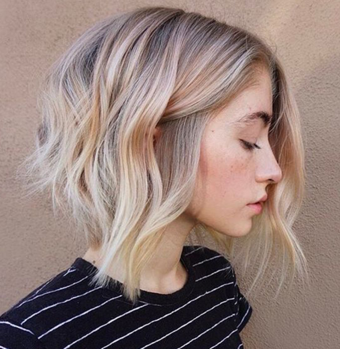 Karē matu griezums blondai meitenei