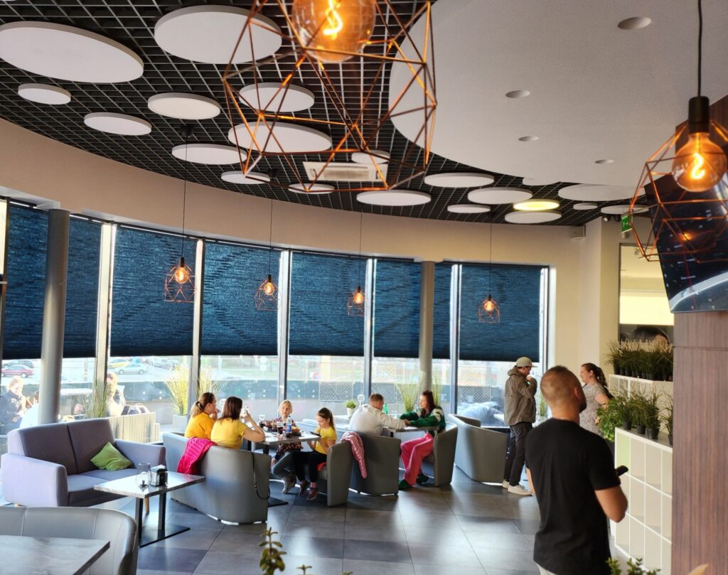 kebab house kebabnīcas telpa kur cilvēki ēd kebabs un sushi