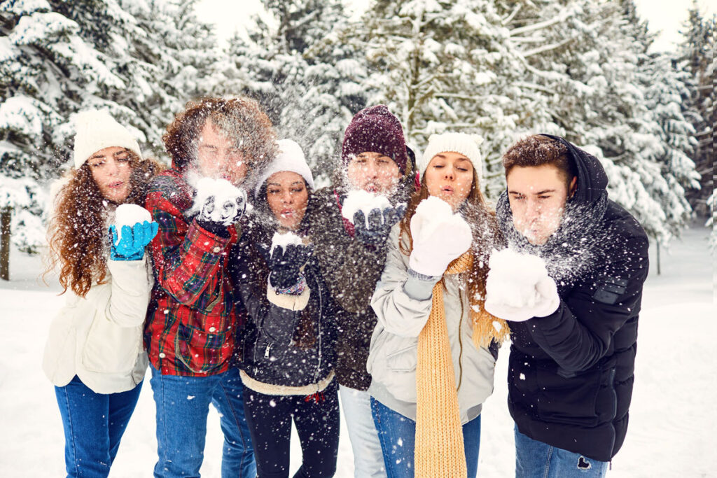 Komanda izbauda kopā laiku ziemā..