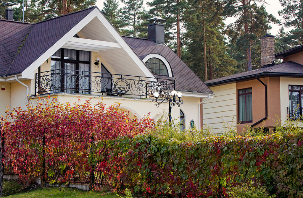 ''Marsīli'' gaiša dzīvojamā māja, villa ar dārzu.