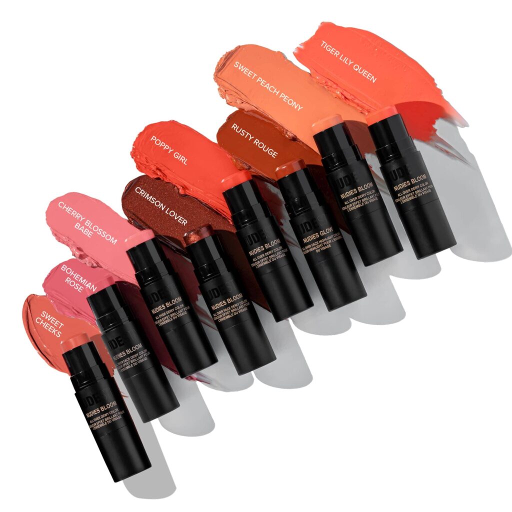 ''Nudestix Nudies Bloom'' lūpu krāsas dažādos toņos uz balta fona.