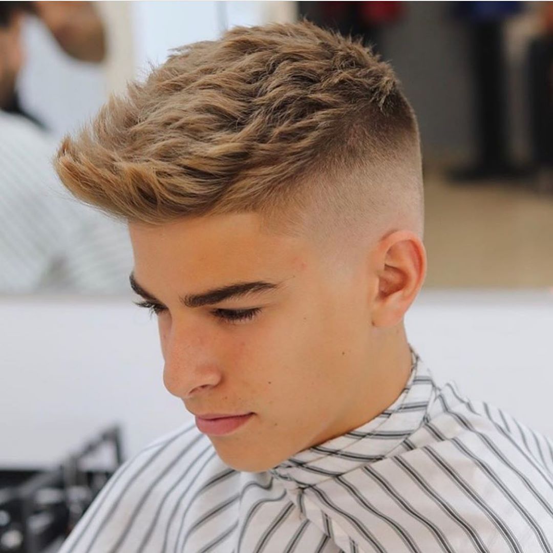 ''Quiff'' frizūra zēnam ar gaiši brūniem matiem.