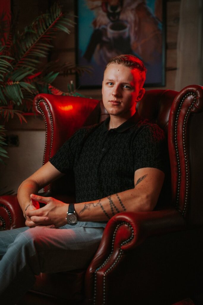 šova "amors" dalībnieks sēž krēslā