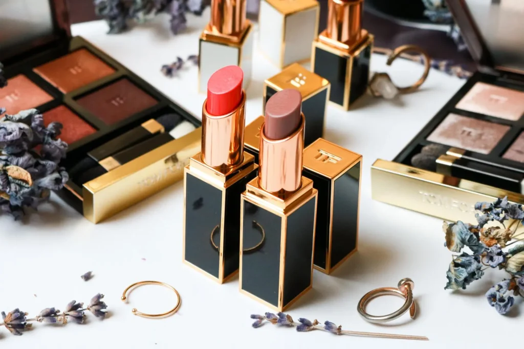 2 ''Tom Ford '' lūpu krāsas uz kosmētikas galdiņa.