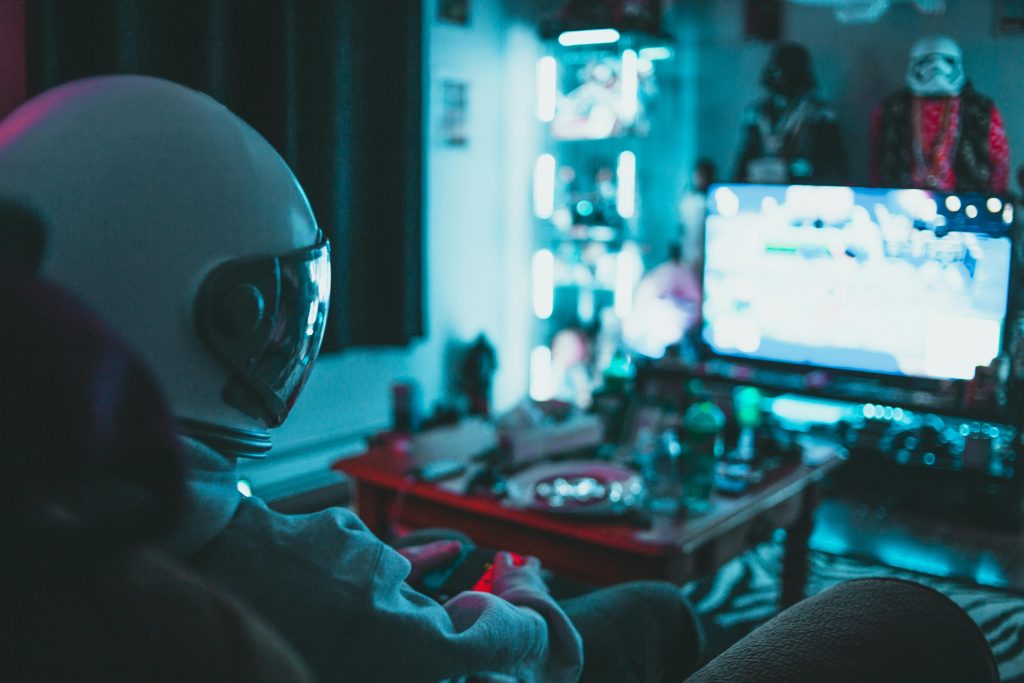 Puisis iegrimis virtuālajā realitātē.