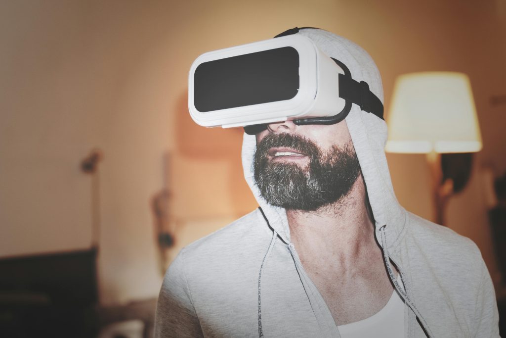 Bārdains vīrietis izbauda vr spēli.