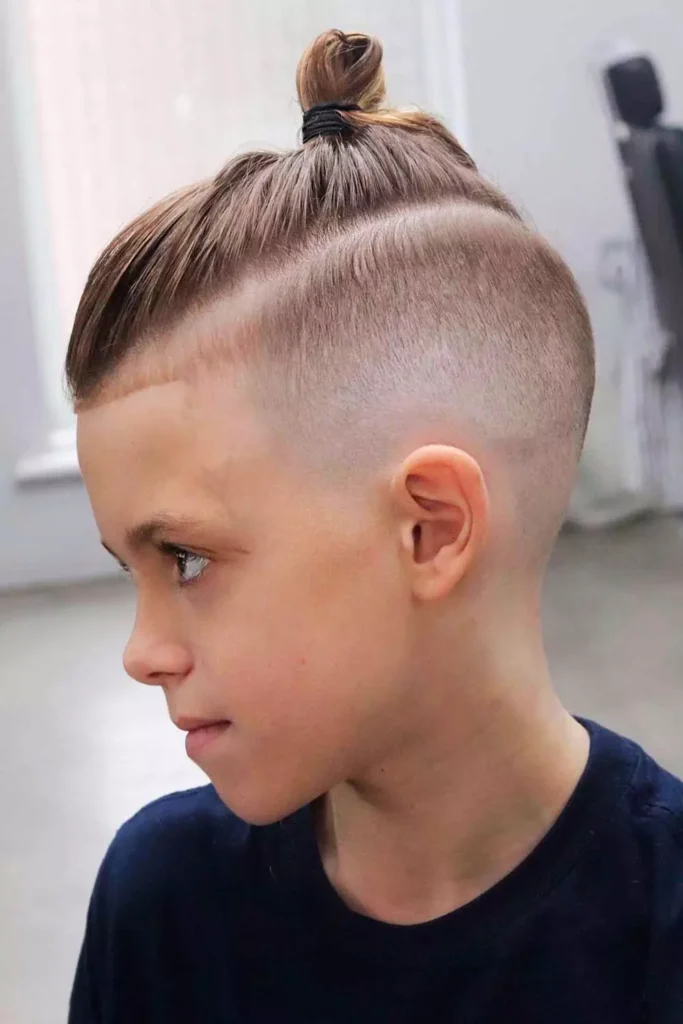 Zēns ar ''Topknot'' griezumu no sāna