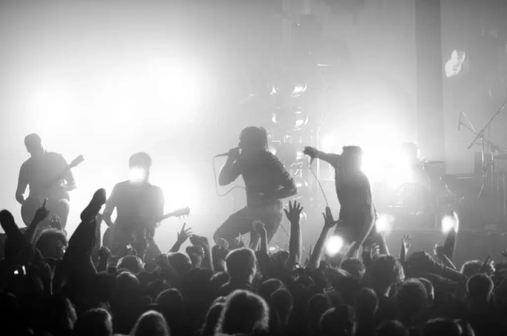 Melnbalta bilde alternatīvā roka koncertam.