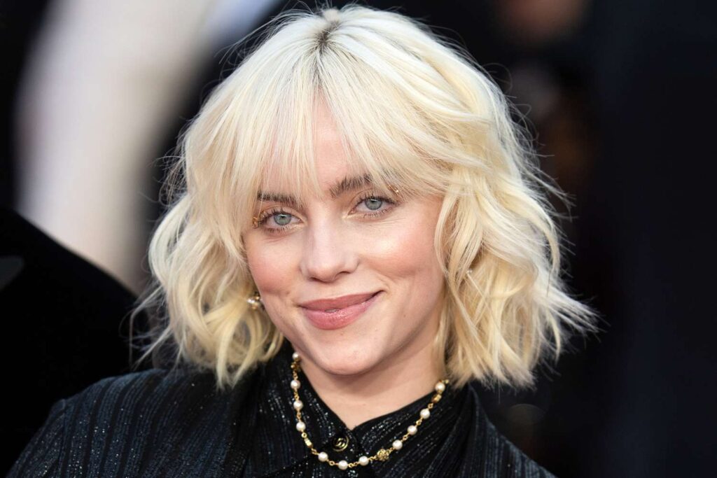 Dziedātāja Billie Eilish ar klasisku ''Karē'' griezumu.