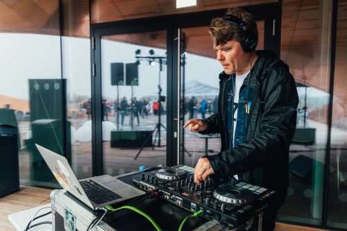 DJ Kārlis Ķilkuts Liepājā pie DJ seta.