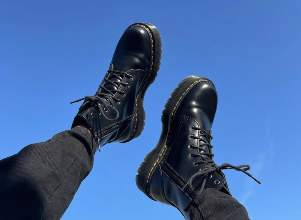 Melni ''Dr. Martens'' zābaki ar melnām biksēm.