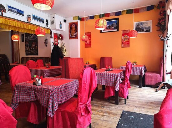 Indiešu restorāns ''Himalaju Āzijas Virtuve'' krāsainais interjers