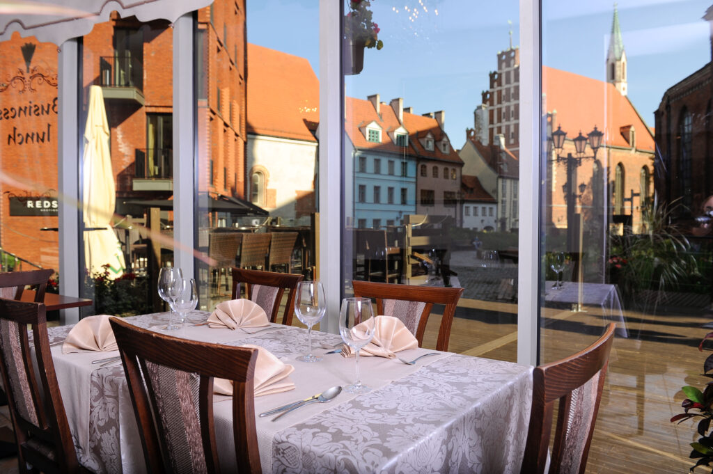 ''Indian Raja'' restorāns Vecrīgā, galdiņi ar krēsliem.