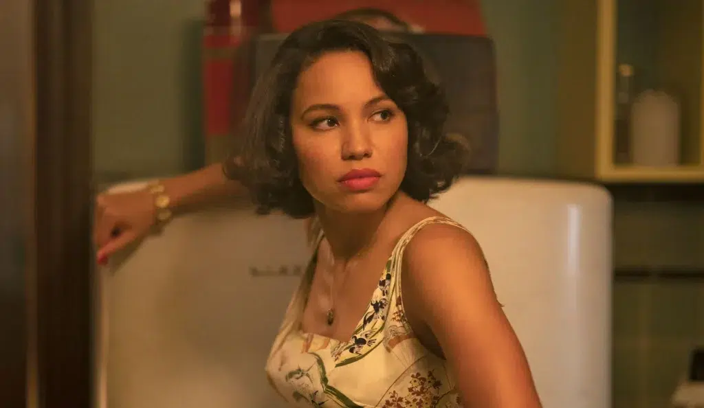 Aktrise Jurnee Smollett ar sānu šķēluma frizūru filmā.