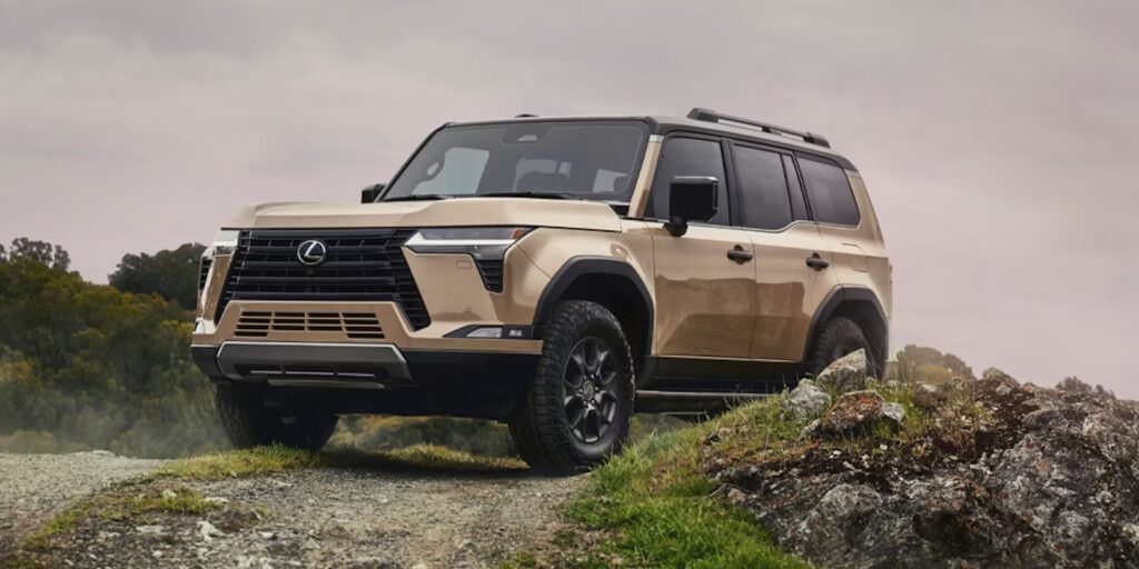 ''Lexus GX'' modelis bēšīgā krāsā.