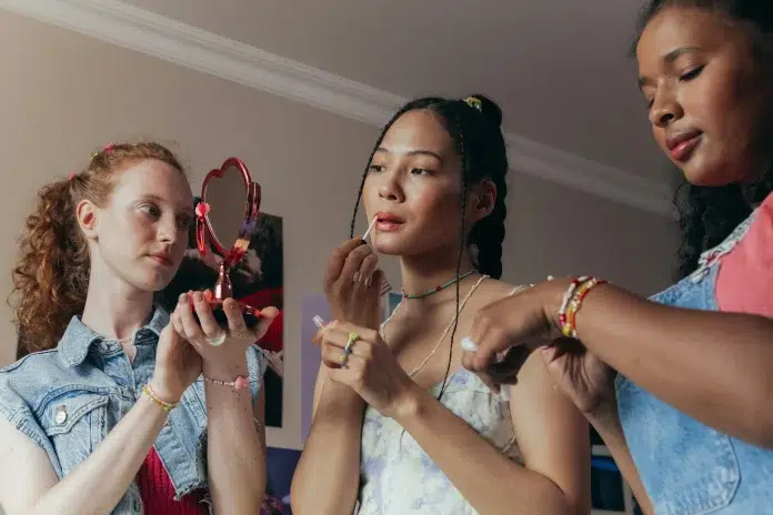 Jaunas sievietes piedalās make up meistarklasēs.
