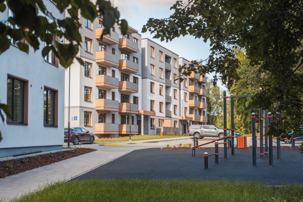 ''Duntes Zīles'' jaunais ''Merks mājas'' projekta pagalms ar bērnu laukumu.