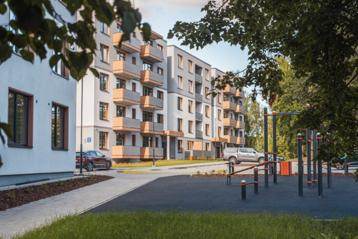 ''Duntes Zīles'' jaunais ''Merks mājas'' projekta pagalms ar bērnu laukumu.
