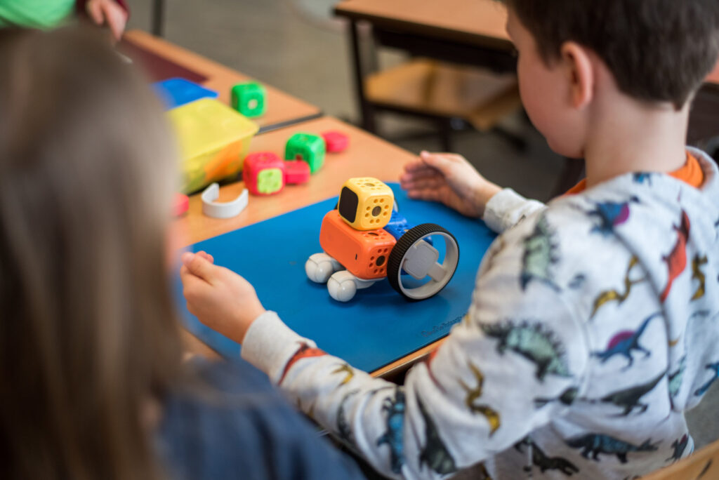 Puisis robotikas pūlciņā uztaisīja robotu